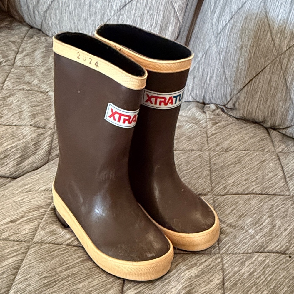 Kids xtratuf legacy 8” boot size 5